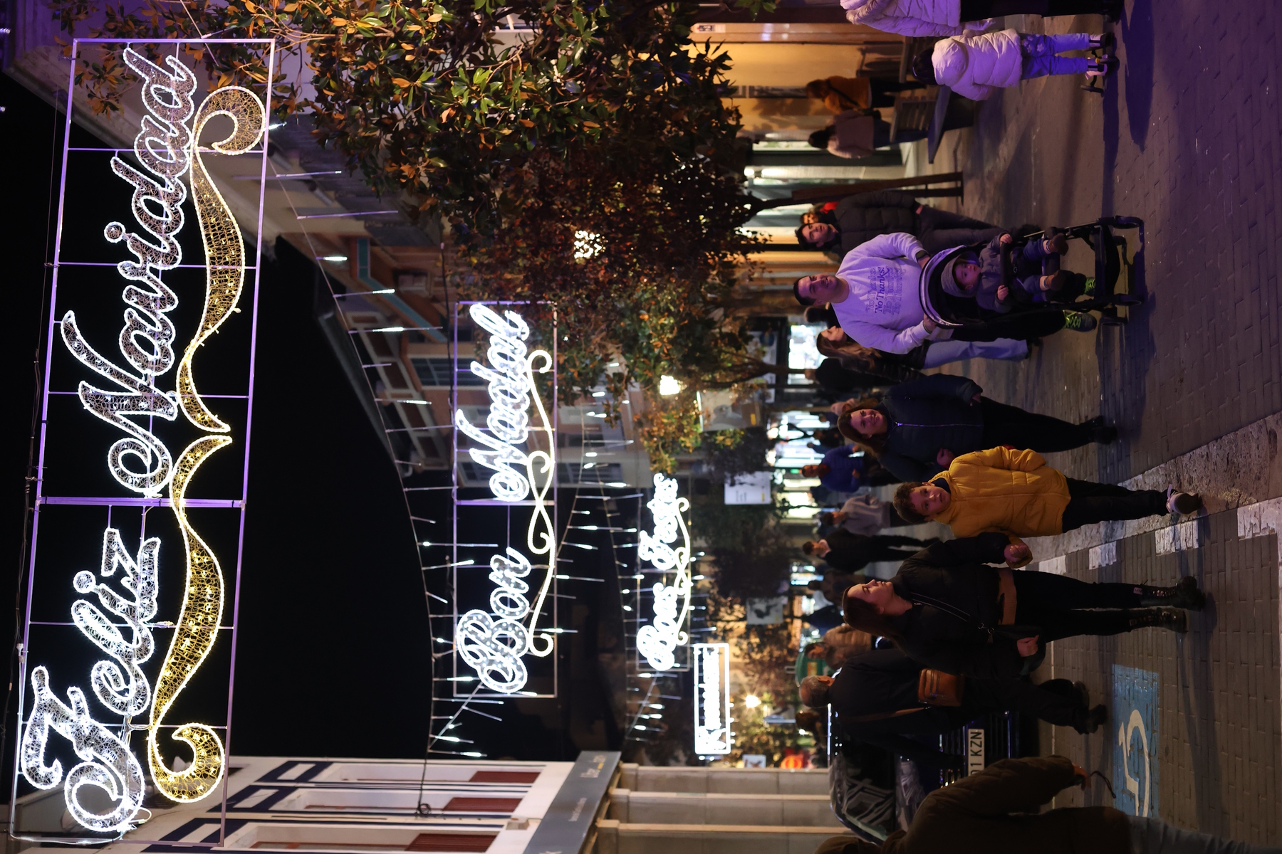 Inaguración de las luces navideñas de Valdepeñas, Luces de Navidad en Valdepeñas  / TOMÁS FERNÁNDEZ