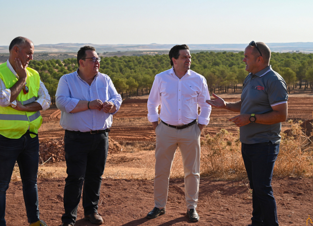 Visita de Miguel Ángel Valverde a las obras del circuito de motocross en Cózar