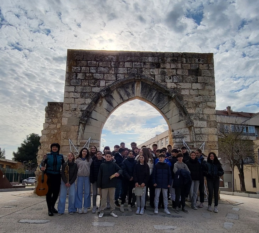 Doce colegios ponen música navideña al Arco del Torreón