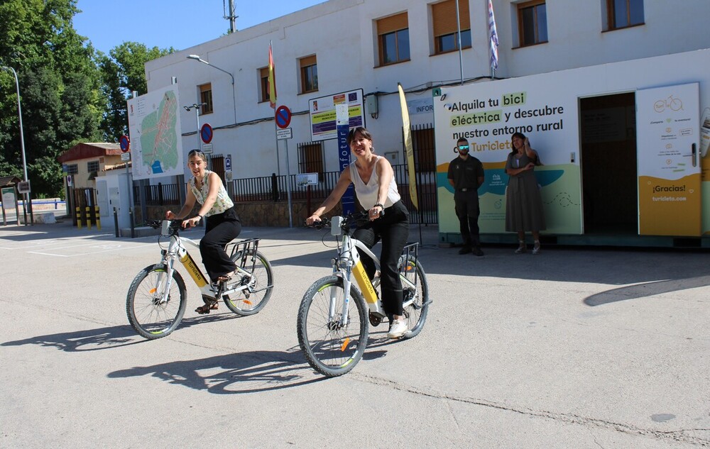 Inauguración de la nueva estación de bicicletas eléctricas en las Lagunas de Ruidera