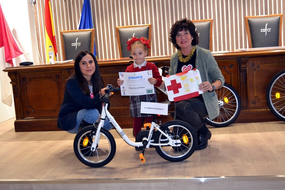 Los farmacéuticos entregan los premios de su concurso escolar