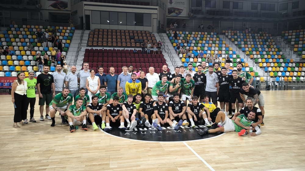 Los dos equipos posan juntos con las autoridades tras la entrega de trofeos.