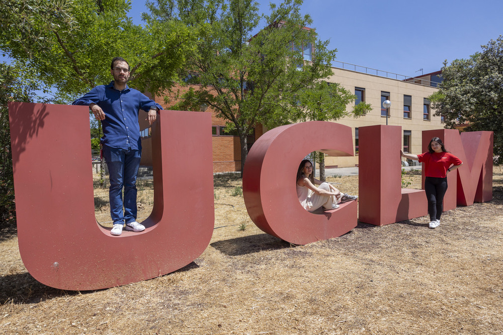 Los tres estudiantes de la UCLM, en el campus universitario de Ciudad Real.