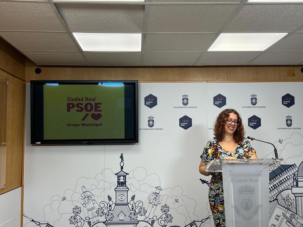 La portavoz del Grupo Municipal Socialista, Sara Martínez, en rueda de prensa