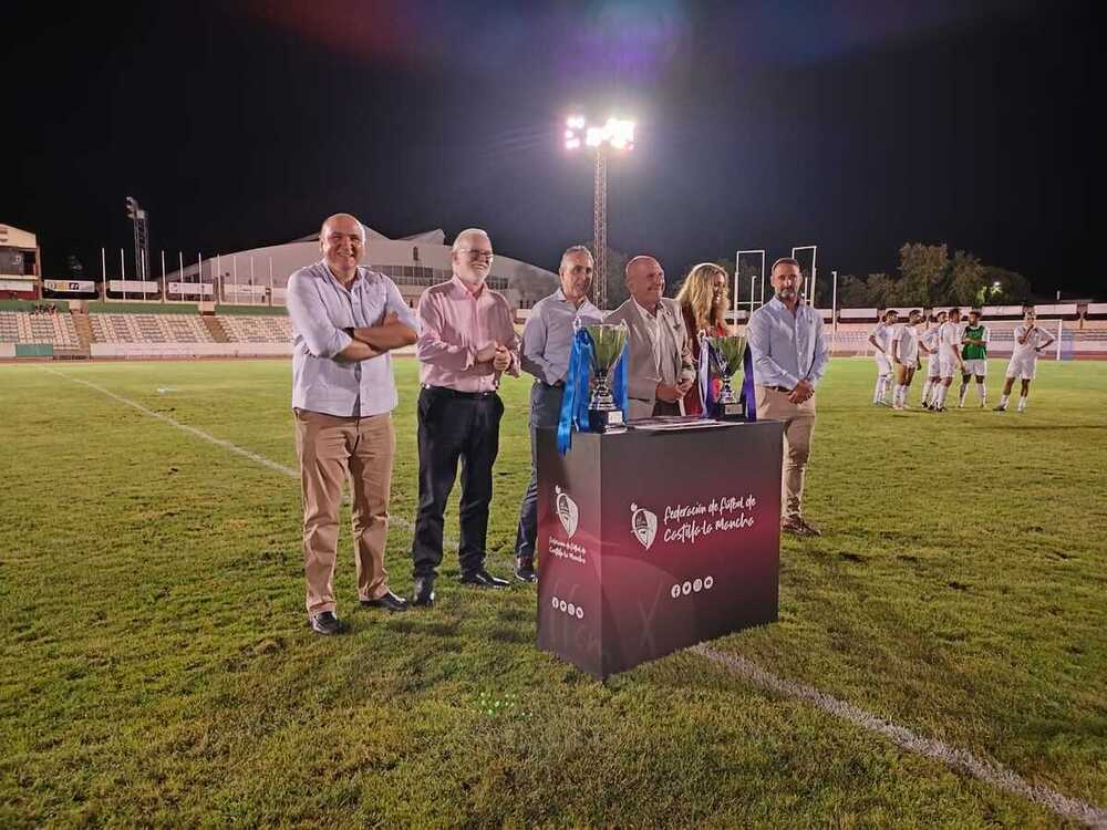 Un momento de la entrega de trofeos.