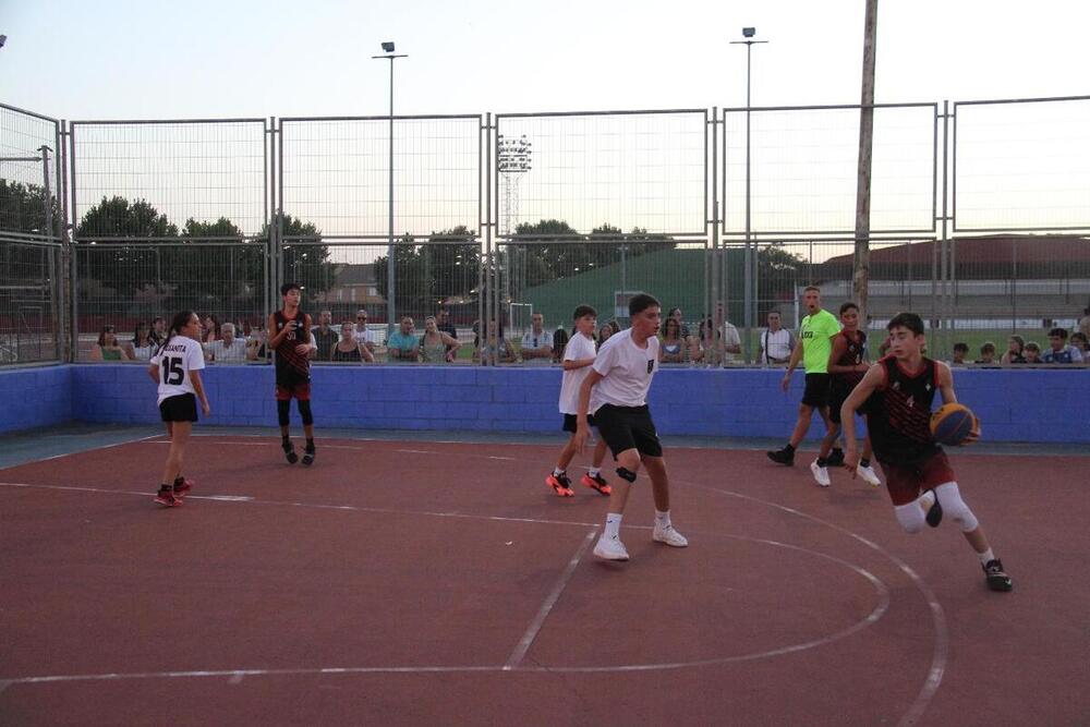 300 jugadores participan en el Nocturno 3x3 de Alcázar