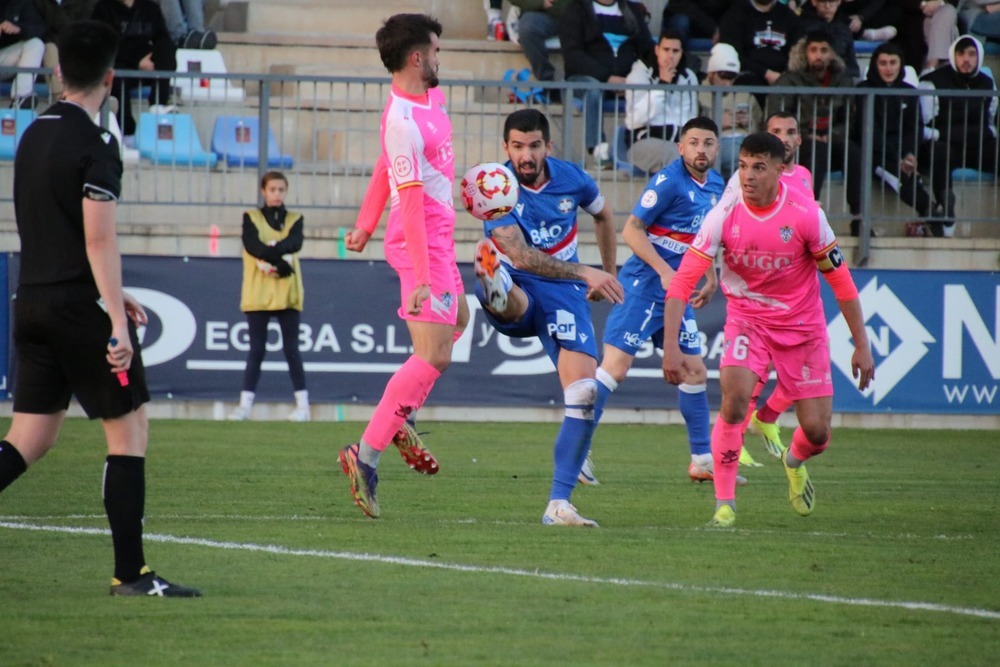 Valdivia intenta controlar un balón ante Rodri.