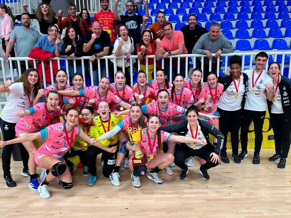 Las 'Guerreras' promesas celebran el Campeonato Mediterráneo.