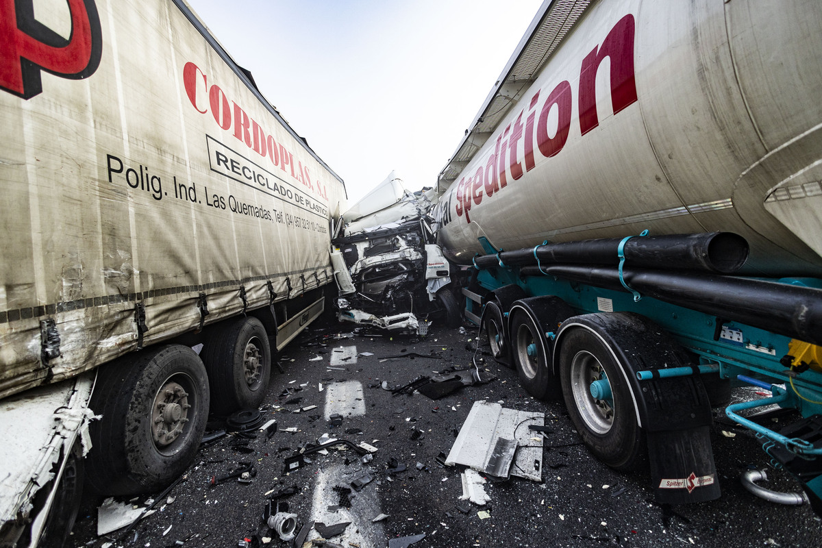 accidente multiple por la niebla, con 3 fallecidos y 18 heridos en la autovia de andalucía en la A 4 a la altura de Santa Cruz de Mudela,  accidente multiple en tre varios camiones y coches con tres fallecidos y 18 heridos dos graves, suceso  / RUEDA VILLAVERDE