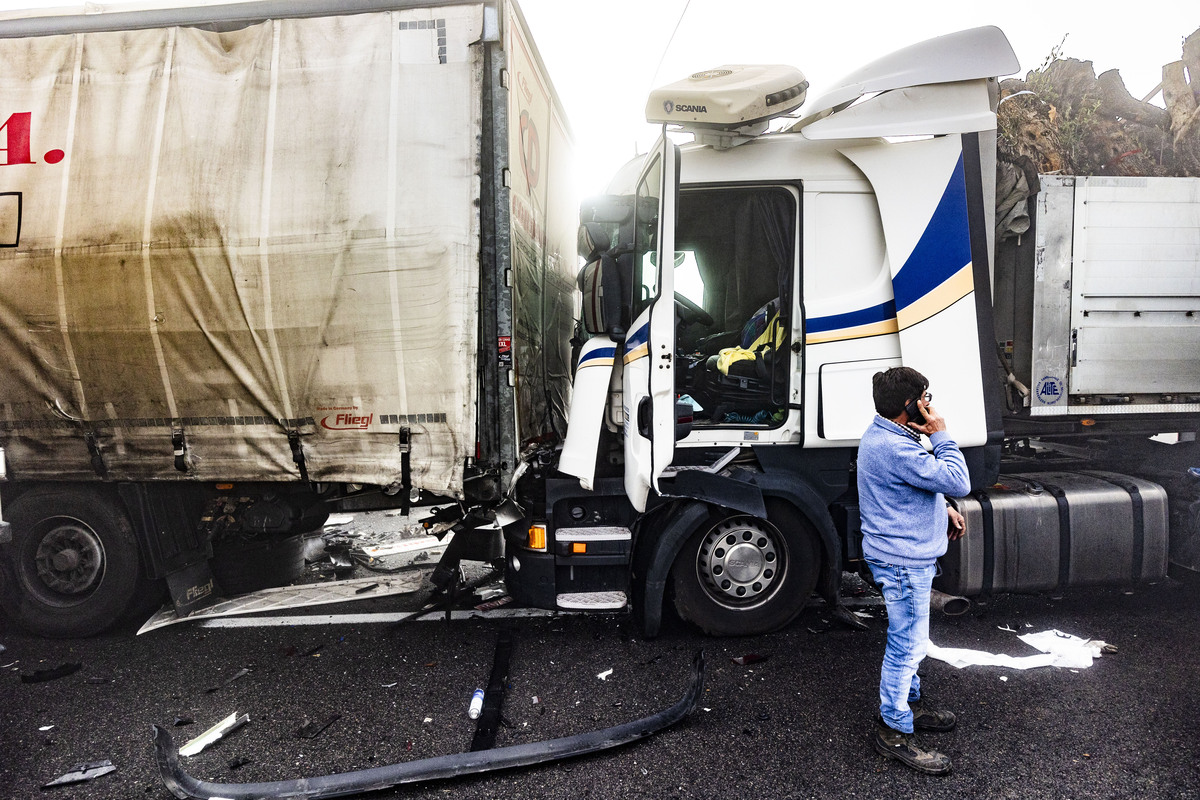 accidente multiple por la niebla, con 3 fallecidos y 18 heridos en la autovia de andalucía en la A 4 a la altura de Santa Cruz de Mudela,  accidente multiple en tre varios camiones y coches con tres fallecidos y 18 heridos dos graves, suceso  / RUEDA VILLAVERDE