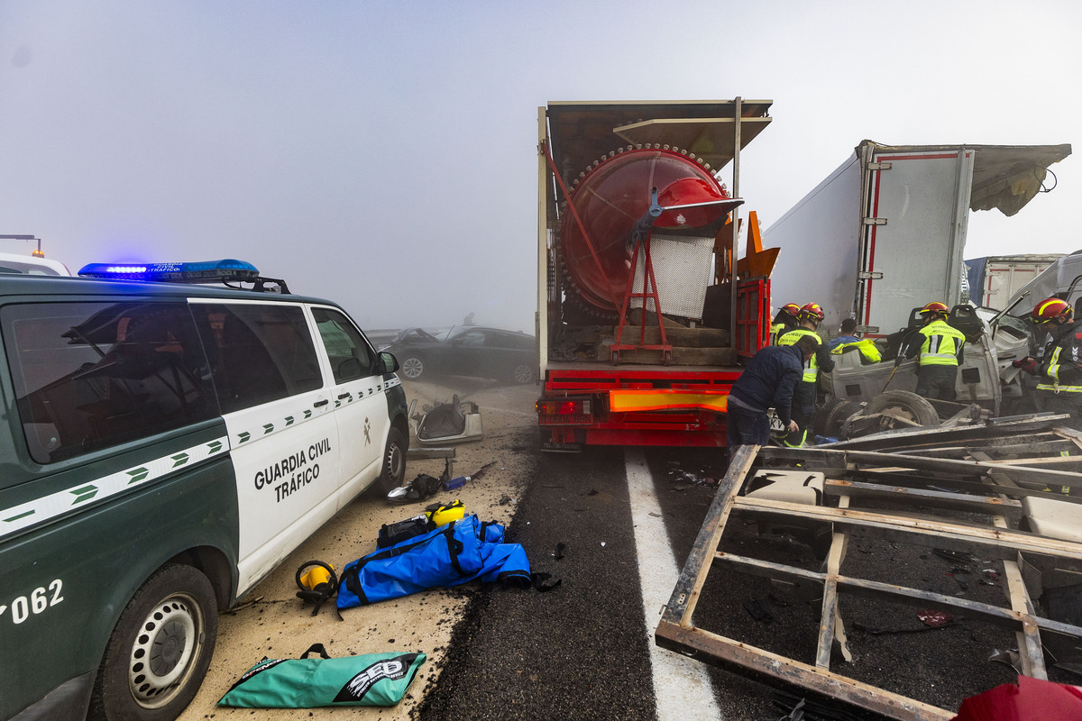 accidente multiple por la niebla, con 3 fallecidos y 18 heridos en la autovia de andalucía en la A 4 a la altura de Santa Cruz de Mudela,  accidente multiple en tre varios camiones y coches con tres fallecidos y 18 heridos dos graves, suceso  / RUEDA VILLAVERDE