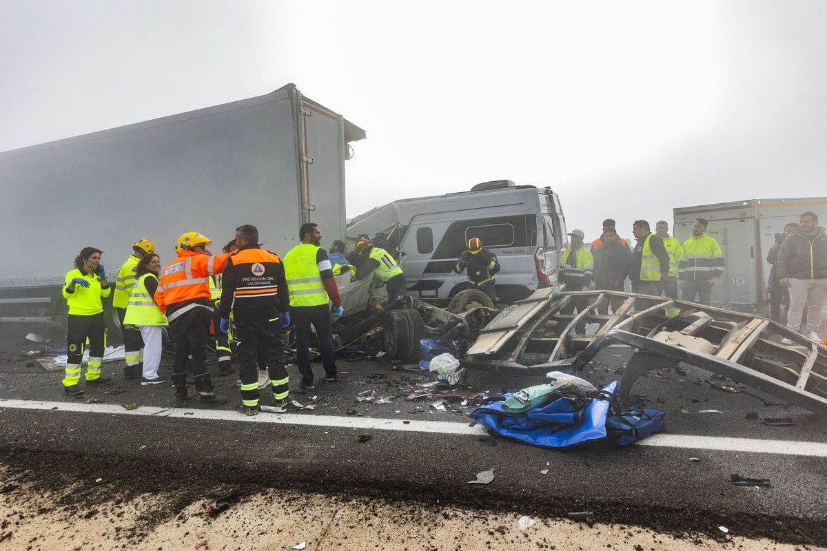 accidente multiple por la niebla, con 3 fallecidos y 18 heridos en la autovia de andalucía en la A 4 a la altura de Santa Cruz de Mudela,  accidente multiple en tre varios camiones y coches con tres fallecidos y 18 heridos dos graves, suceso  / RUEDA VILLAVERDE