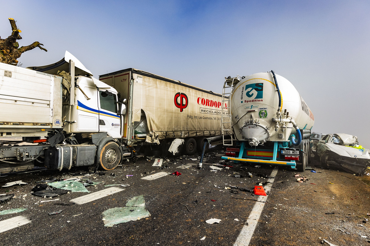 accidente multiple por la niebla, con 3 fallecidos y 18 heridos en la autovia de andalucía en la A 4 a la altura de Santa Cruz de Mudela,  accidente multiple en tre varios camiones y coches con tres fallecidos y 18 heridos dos graves, suceso  / RUEDA VILLAVERDE