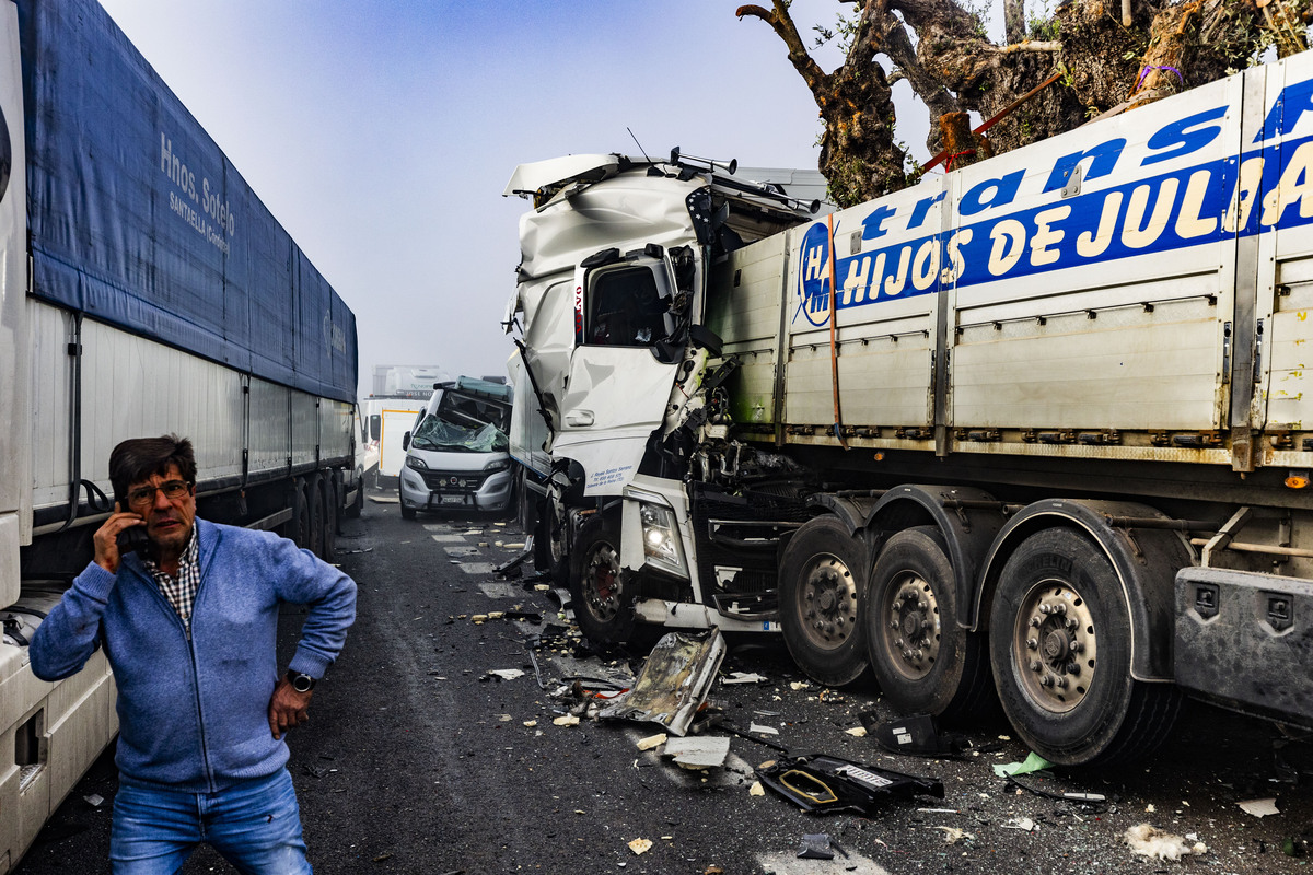 accidente multiple por la niebla, con 3 fallecidos y 18 heridos en la autovia de andalucía en la A 4 a la altura de Santa Cruz de Mudela,  accidente multiple en tre varios camiones y coches con tres fallecidos y 18 heridos dos graves, suceso  / RUEDA VILLAVERDE