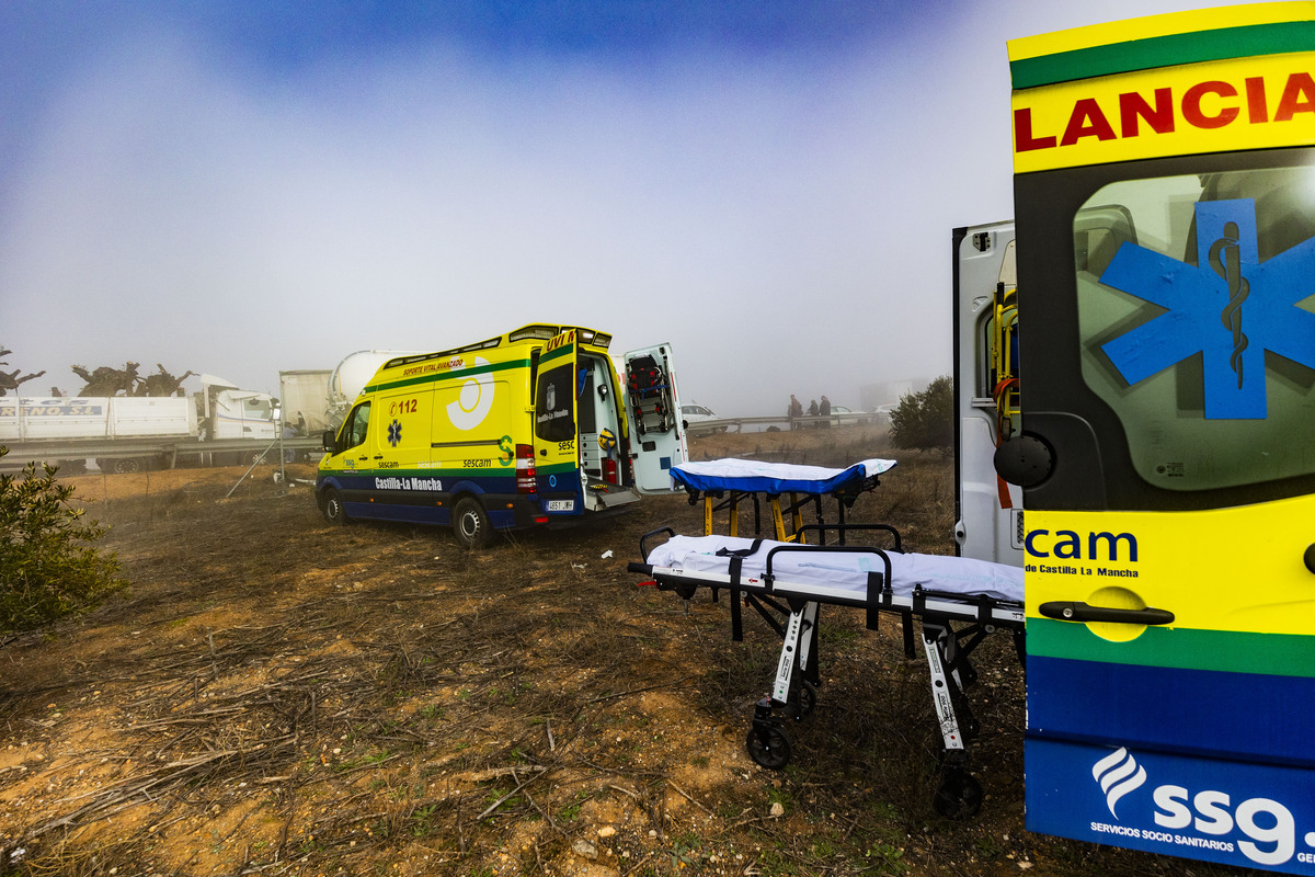 accidente multiple por la niebla, con 3 fallecidos y 18 heridos en la autovia de andalucía en la A 4 a la altura de Santa Cruz de Mudela,  accidente multiple en tre varios camiones y coches con tres fallecidos y 18 heridos dos graves, suceso  / RUEDA VILLAVERDE