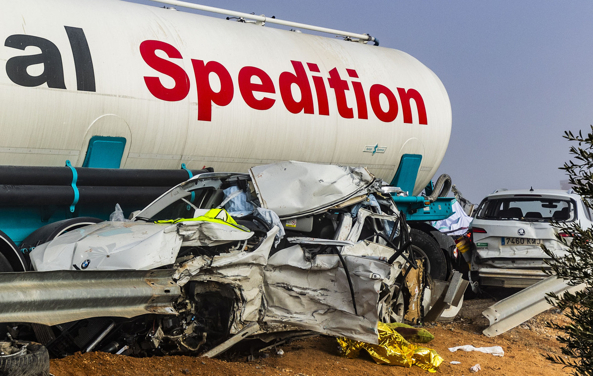 accidente multiple por la niebla, con 3 fallecidos y 18 heridos en la autovia de andalucía en la A 4 a la altura de Santa Cruz de Mudela,  accidente multiple en tre varios camiones y coches con tres fallecidos y 18 heridos dos graves, suceso  / RUEDA VILLAVERDE