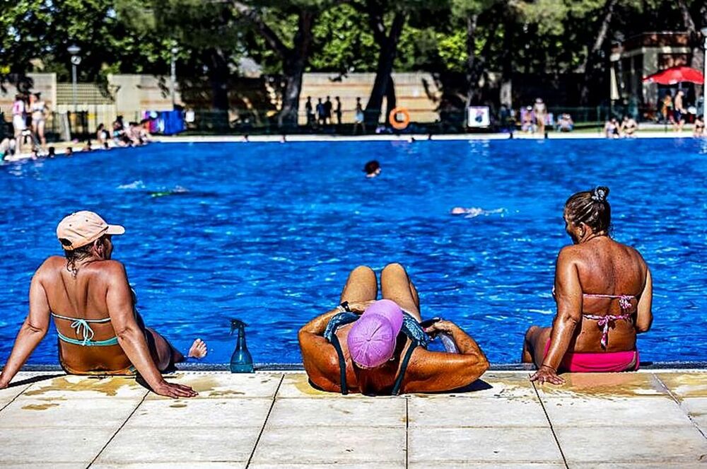 Chapuzones para combatir el calor en la piscina del polideportivo Juan Carlos I