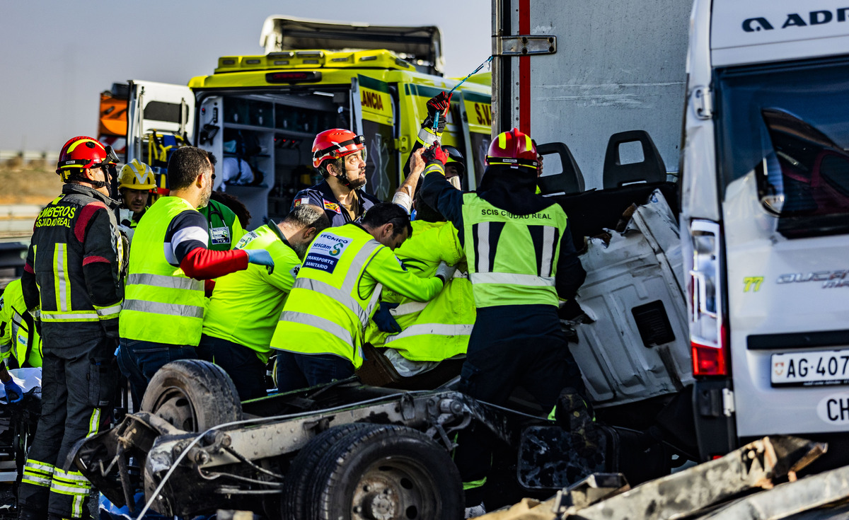 accidente multiple por la niebla, con 3 fallecidos y 18 heridos en la autovia de andalucía en la A 4 a la altura de Santa Cruz de Mudela,  accidente multiple en tre varios camiones y coches con tres fallecidos y 18 heridos dos graves, suceso  / RUEDA VILLAVERDE