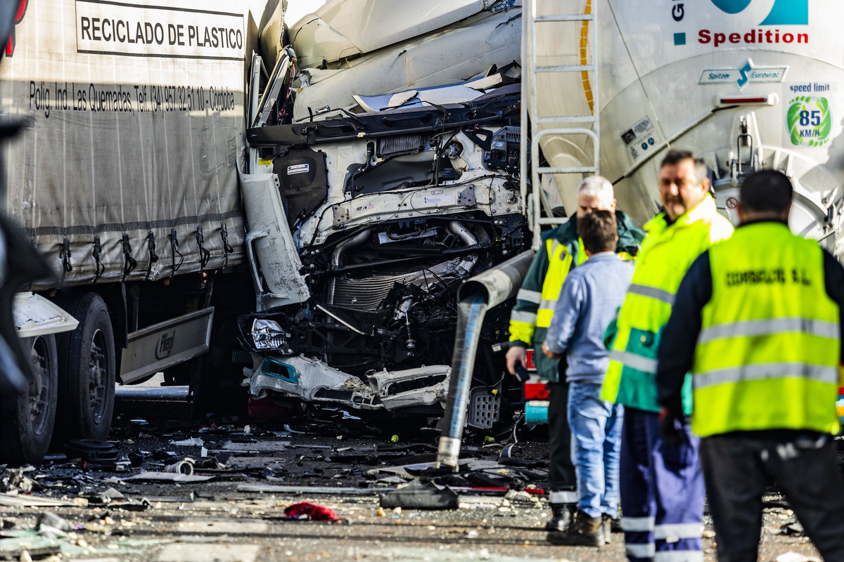 accidente multiple por la niebla, con 3 fallecidos y 18 heridos en la autovia de andalucía en la A 4 a la altura de Santa Cruz de Mudela,  accidente multiple en tre varios camiones y coches con tres fallecidos y 18 heridos dos graves, suceso  / RUEDA VILLAVERDE