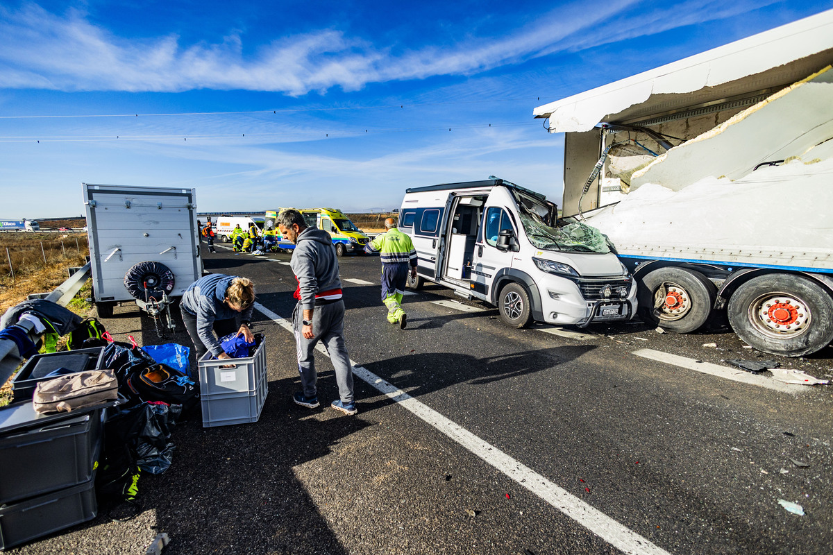 accidente multiple por la niebla, con 3 fallecidos y 18 heridos en la autovia de andalucía en la A 4 a la altura de Santa Cruz de Mudela,  accidente multiple en tre varios camiones y coches con tres fallecidos y 18 heridos dos graves, suceso  / RUEDA VILLAVERDE