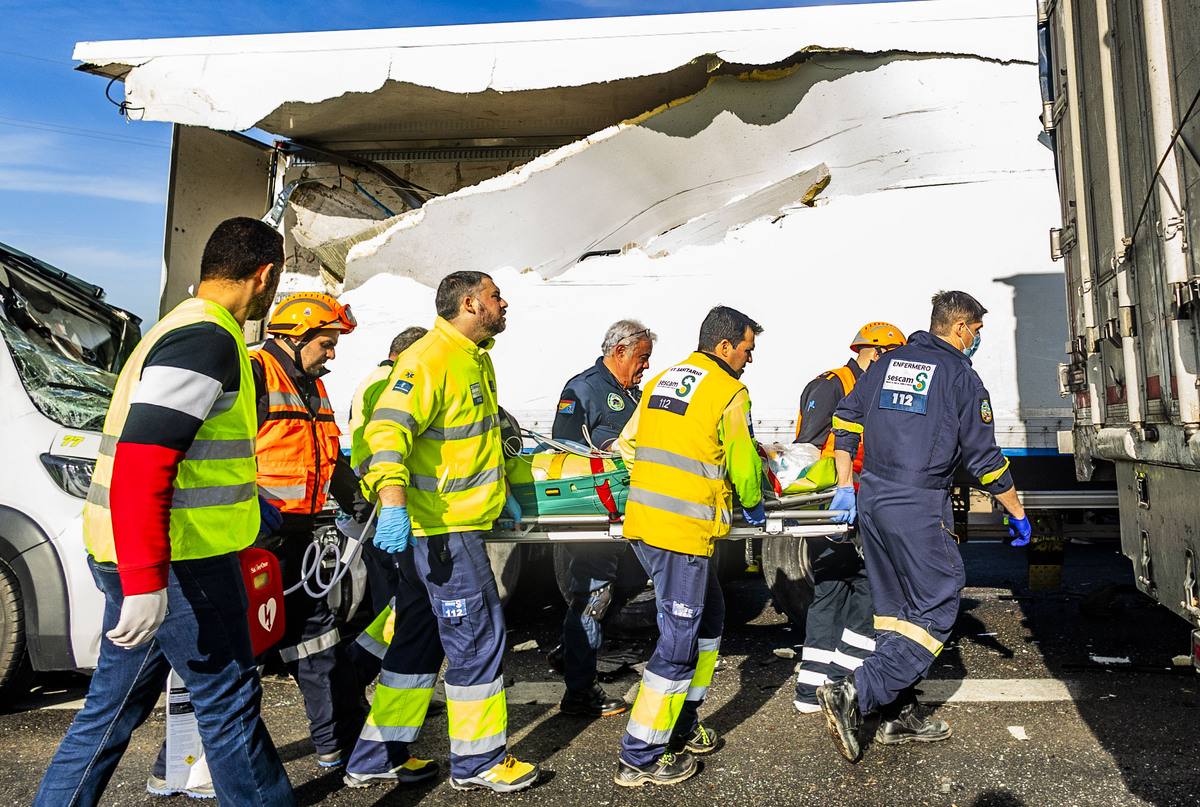 accidente multiple por la niebla, con 3 fallecidos y 18 heridos en la autovia de andalucía en la A 4 a la altura de Santa Cruz de Mudela,  accidente multiple en tre varios camiones y coches con tres fallecidos y 18 heridos dos graves, suceso  / RUEDA VILLAVERDE