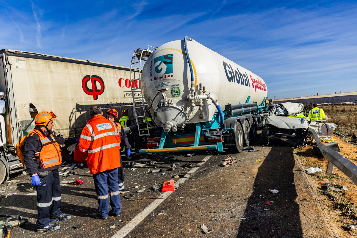 accidente multiple por la niebla, con 3 fallecidos y 18 heridos en la autovia de andalucía en la A 4 a la altura de Santa Cruz de Mudela,  accidente multiple en tre varios camiones y coches con tres fallecidos y 18 heridos dos graves, suceso  / RUEDA VILLAVERDE