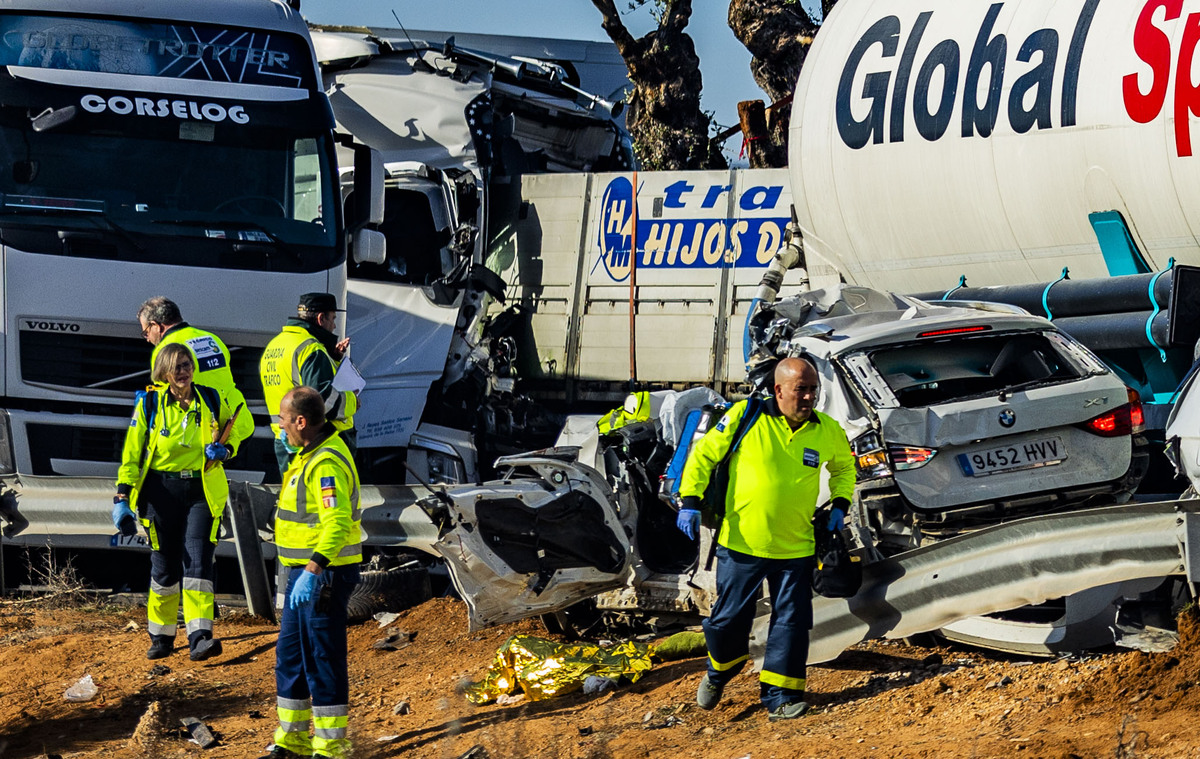 accidente multiple por la niebla, con 3 fallecidos y 18 heridos en la autovia de andalucía en la A 4 a la altura de Santa Cruz de Mudela,  accidente multiple en tre varios camiones y coches con tres fallecidos y 18 heridos dos graves, suceso  / RUEDA VILLAVERDE