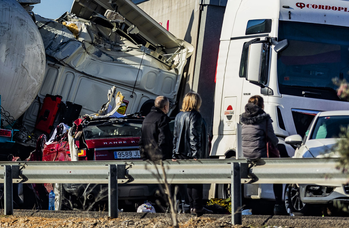 accidente multiple por la niebla, con 3 fallecidos y 18 heridos en la autovia de andalucía en la A 4 a la altura de Santa Cruz de Mudela,  accidente multiple en tre varios camiones y coches con tres fallecidos y 18 heridos dos graves, suceso  / RUEDA VILLAVERDE