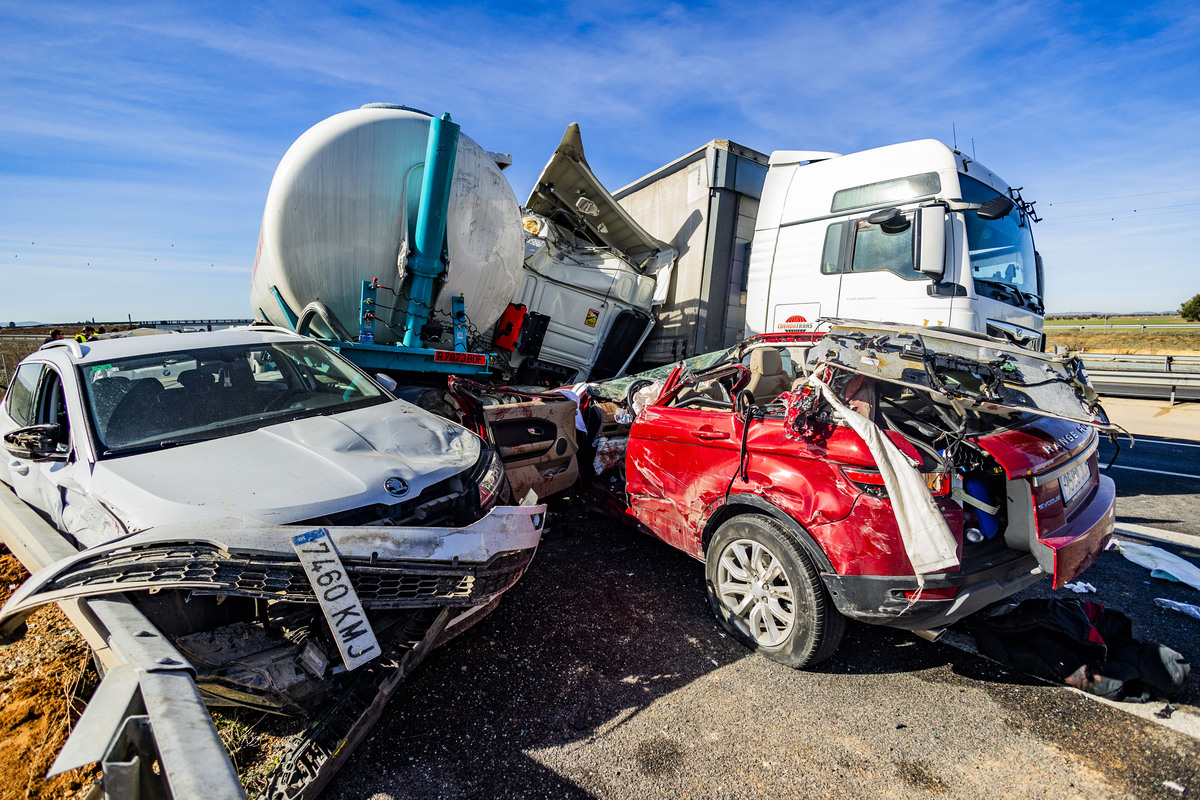 accidente multiple por la niebla, con 3 fallecidos y 18 heridos en la autovia de andalucía en la A 4 a la altura de Santa Cruz de Mudela,  accidente multiple en tre varios camiones y coches con tres fallecidos y 18 heridos dos graves, suceso  / RUEDA VILLAVERDE