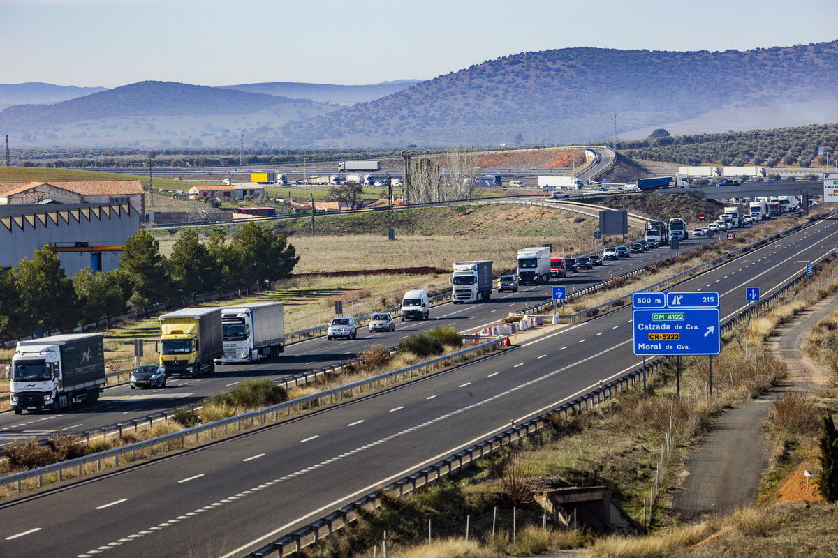 accidente multiple por la niebla, con 3 fallecidos y 18 heridos en la autovia de andalucía en la A 4 a la altura de Santa Cruz de Mudela,  accidente multiple en tre varios camiones y coches con tres fallecidos y 18 heridos dos graves, suceso  / RUEDA VILLAVERDE