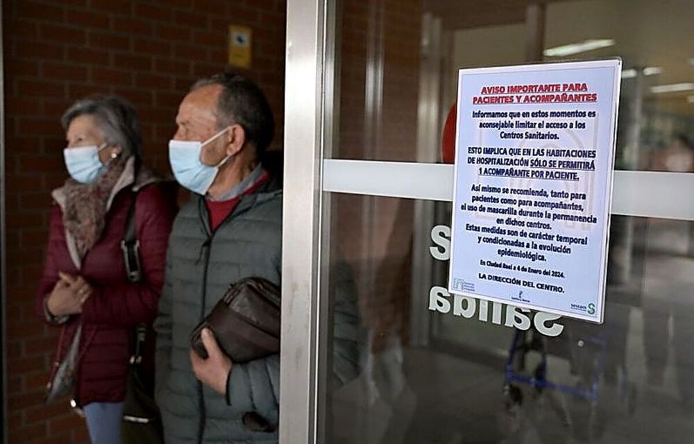 El cartel, firmado por la dirección del hospital, donde se recomienda la mascarilla.