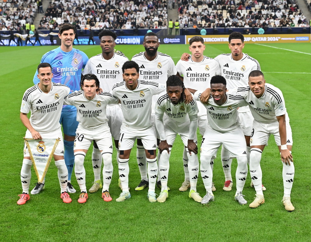 Equipo titular del Real Madrid, con Fran García segundo por la izquierda, agachado.