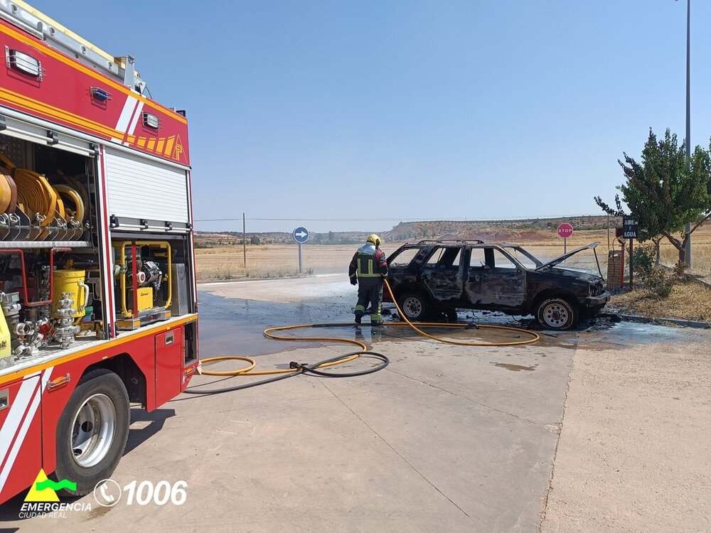 Bomberos sofocan el incendio de un vehículo en una gasolinera 