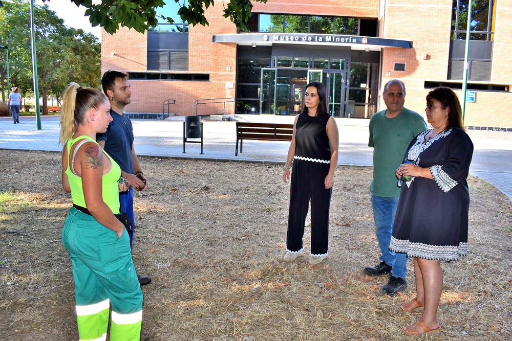 María Castellanos, concejala de Empleo y Formación, en su visita a los trabajadores