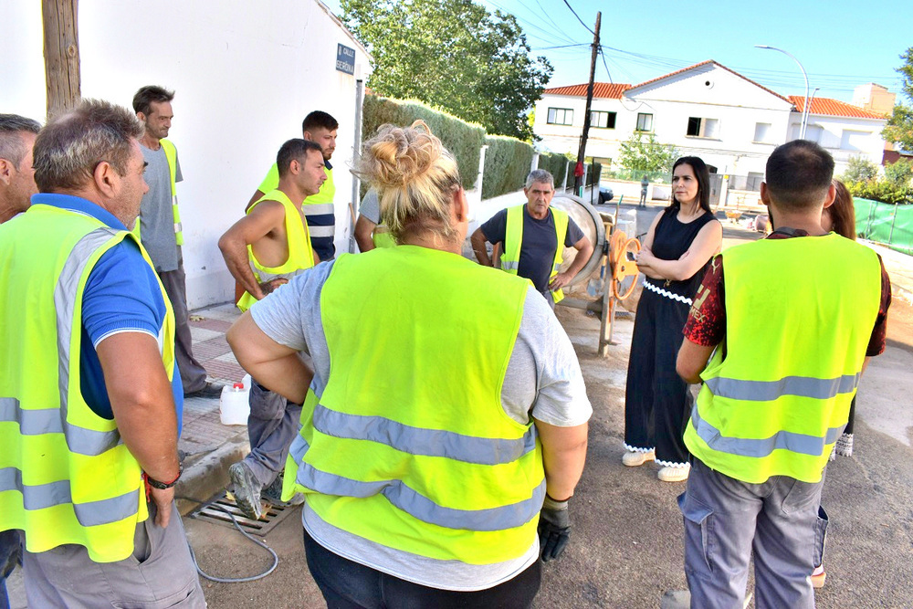 María Castellanos, concejala de Empleo y Formación, en su visita a los trabajadores