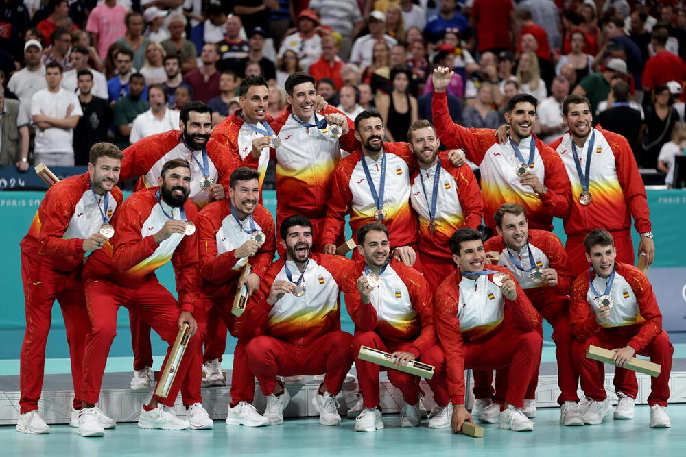 Los jugadores de la selección, con Miguel Sánchez-Migallón (arriba, segundo por la derecha), celebran el bronce.