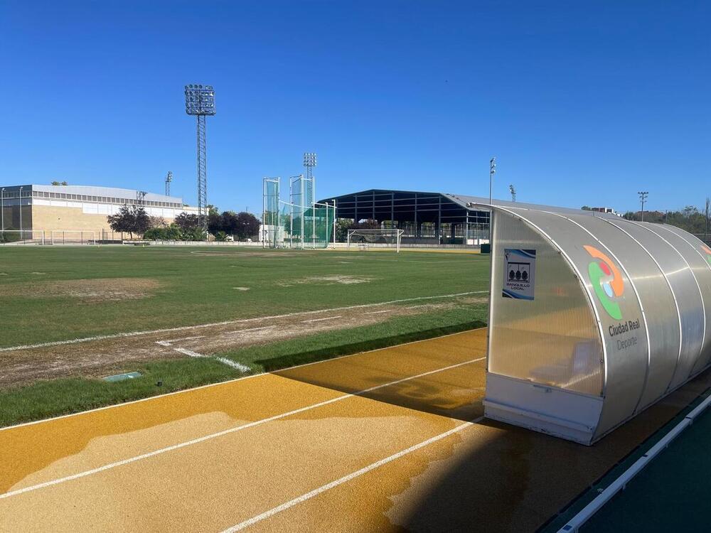 Aspecto que presenta esta semana el césped del Polideportivo Juan Carlos I.