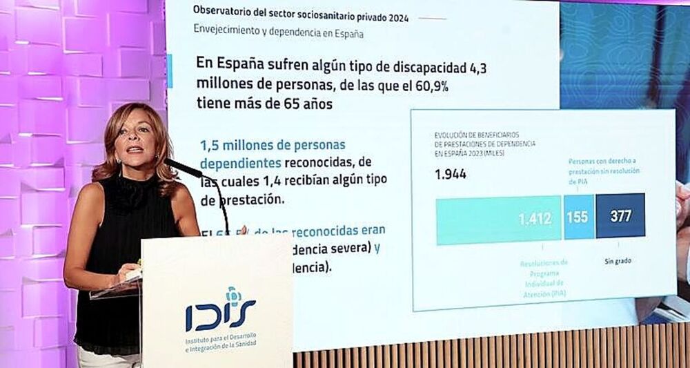 La directora general de la Fundación IDIS, Marta Villanueva, presentando algunos datos.