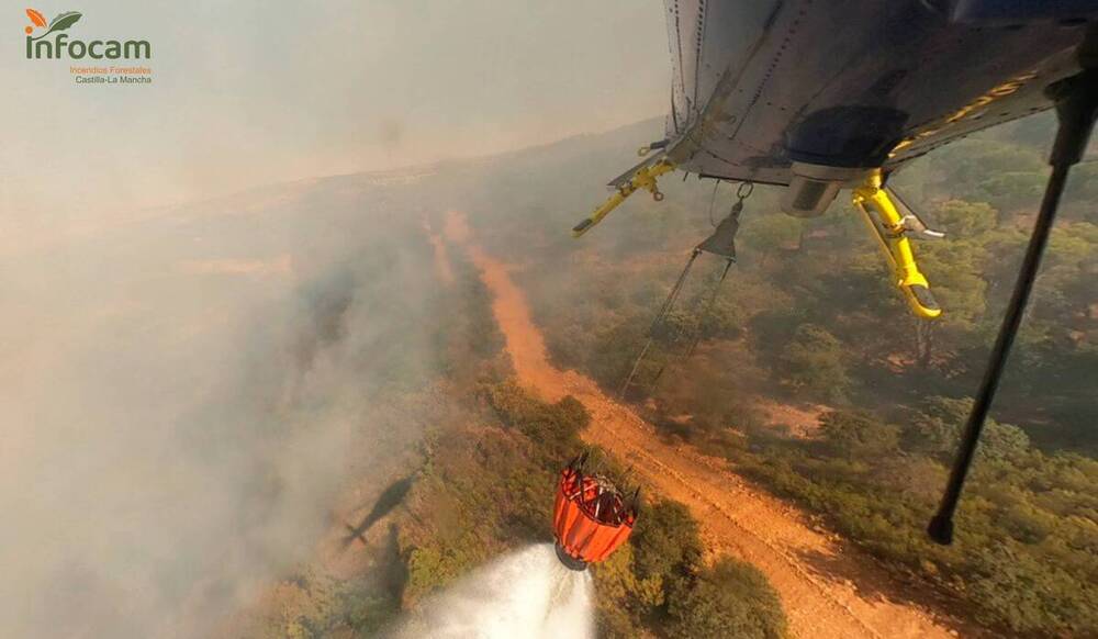 Seis medios trabajan en extinguir un incendio en Viso