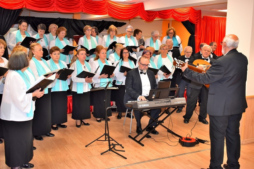 Cantos y bailes ante la cruz de mayo del Margarita Salas