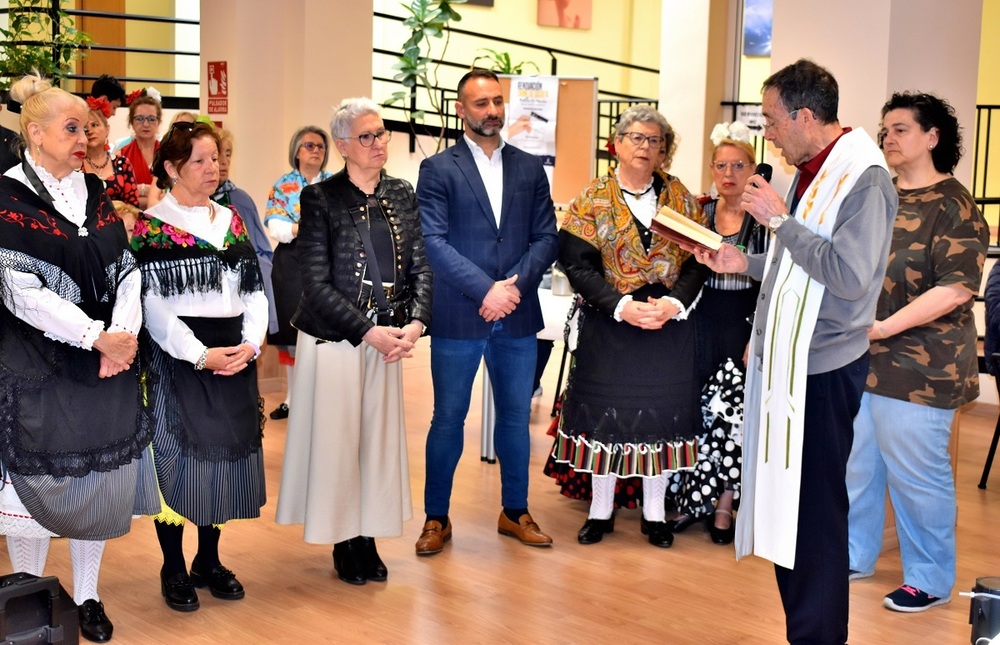 Cantos y bailes ante la cruz de mayo del Margarita Salas