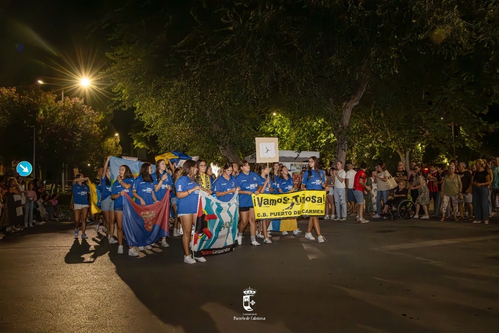 Gran ambiente en el desfile de banderas de la Spartan