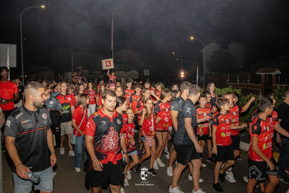 Gran ambiente en el desfile de banderas de la Spartan