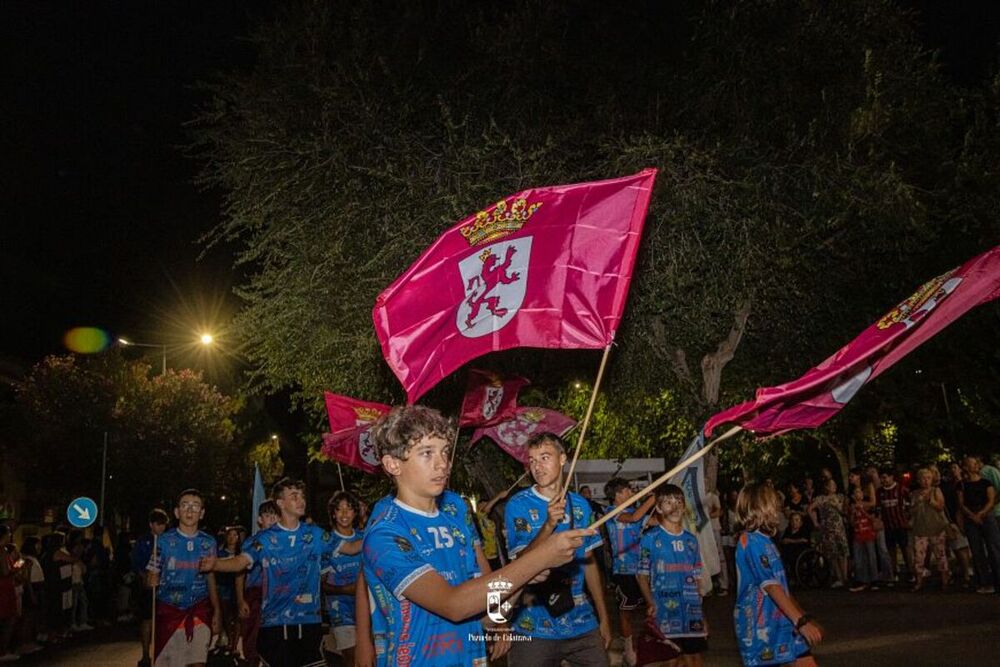 Gran ambiente en el desfile de banderas de la Spartan