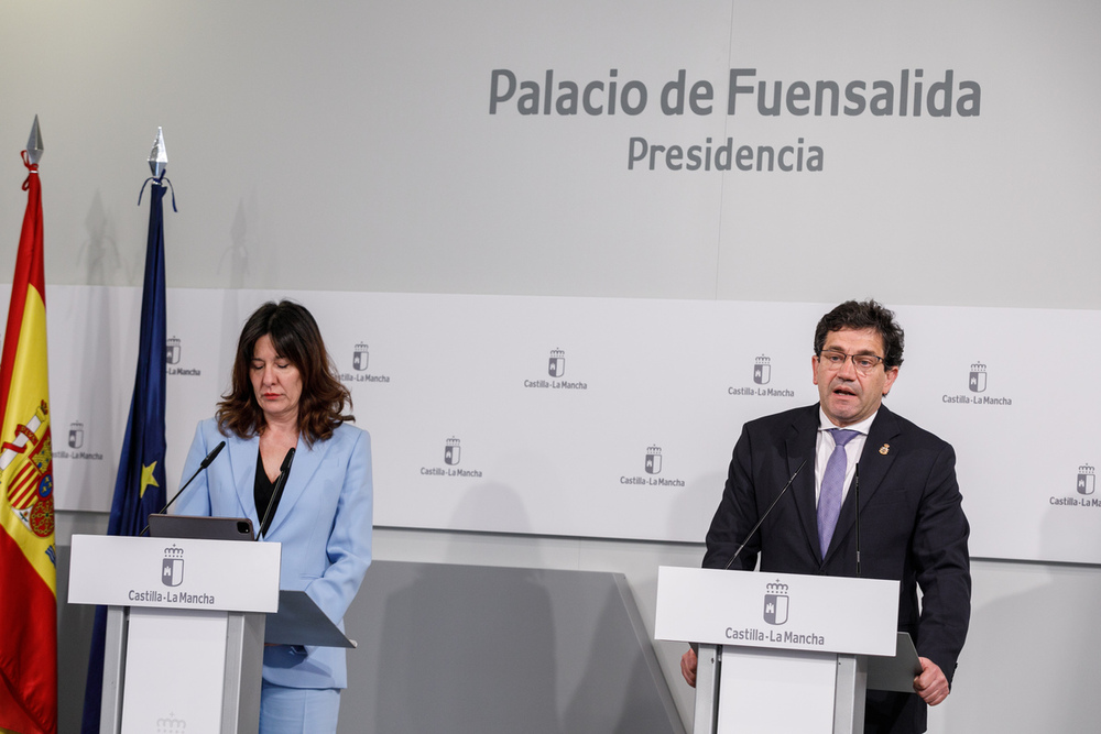 El presidente de Castilla-La Mancha, Emiliano García-Page, se reúne, en el Palacio de Fuensalida, con el presidente de la Diputación de Ciudad Real, Miguel Ángel Valverde.