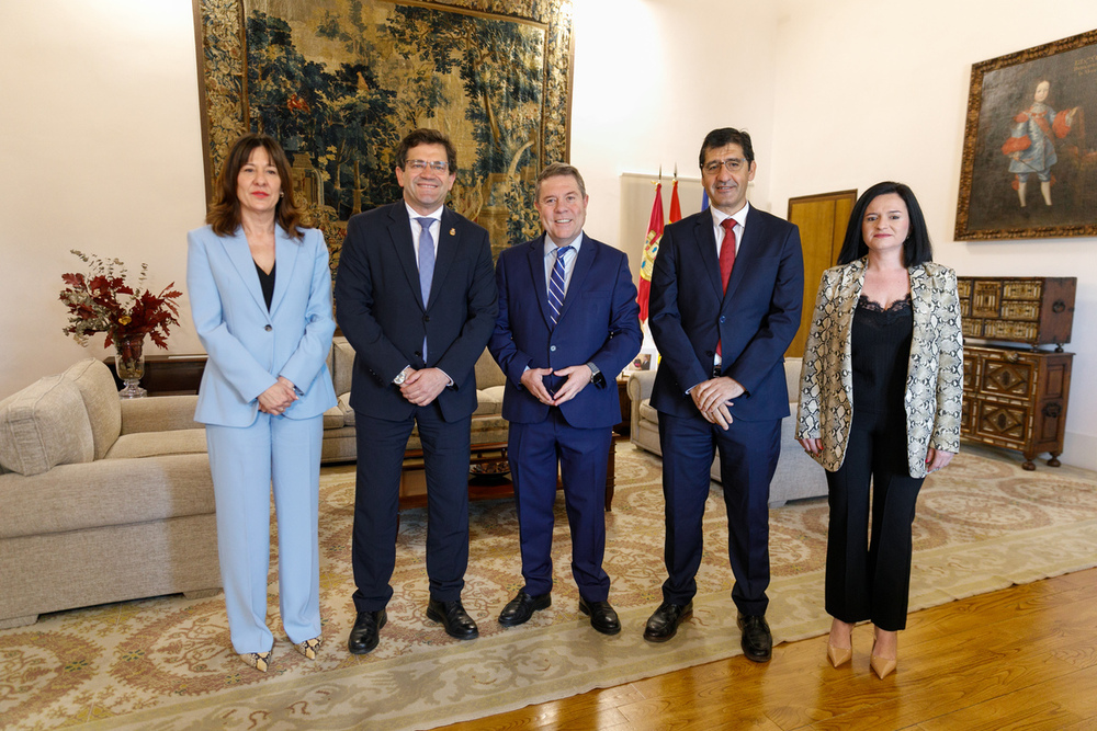 El presidente de Castilla-La Mancha, Emiliano García-Page, se reúne, en el Palacio de Fuensalida, con el presidente de la Diputación de Ciudad Real, Miguel Ángel Valverde.