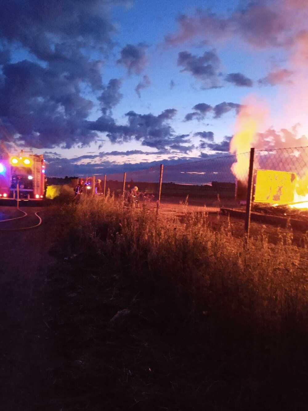 Los bomberos intervienen en fuego de un chalet de madera