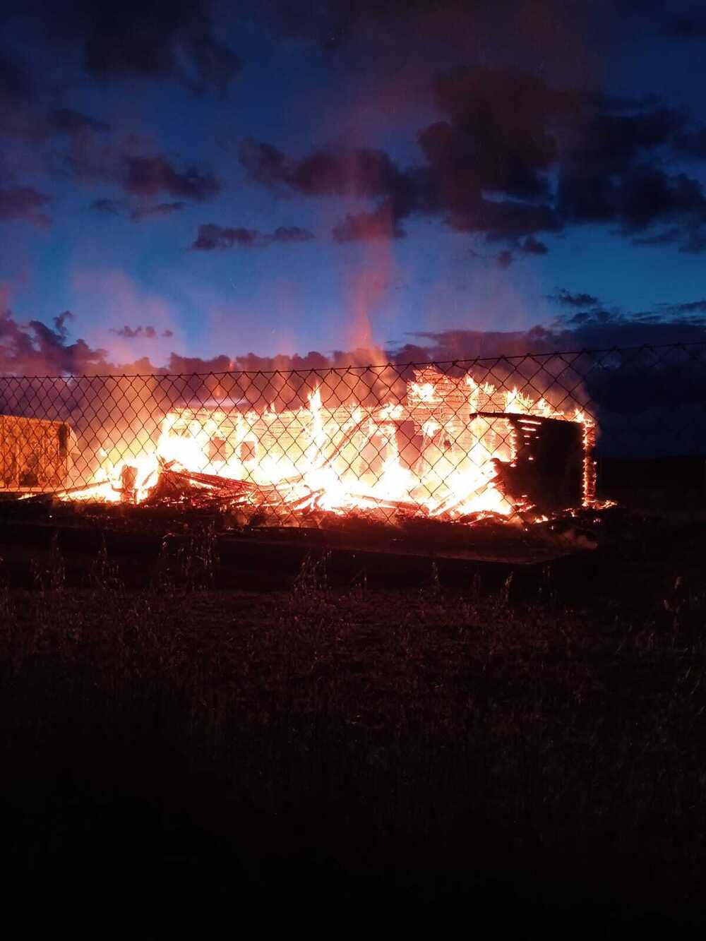 Los bomberos intervienen en fuego de un chalet de madera