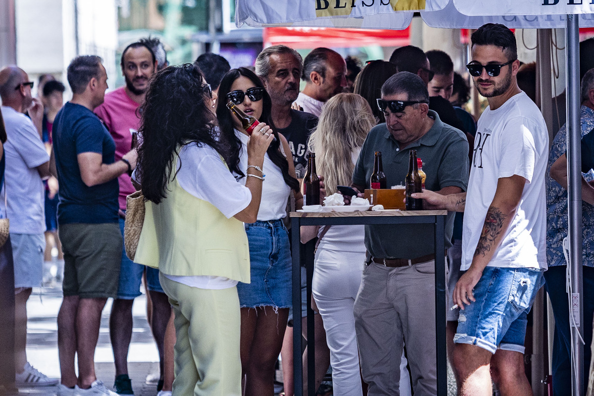 Feria de Agosto de Ciudad Real, inicio de los Mahouñaneos, gente bebiendo en las calles centricas  / RUEDA VILLAVERDE