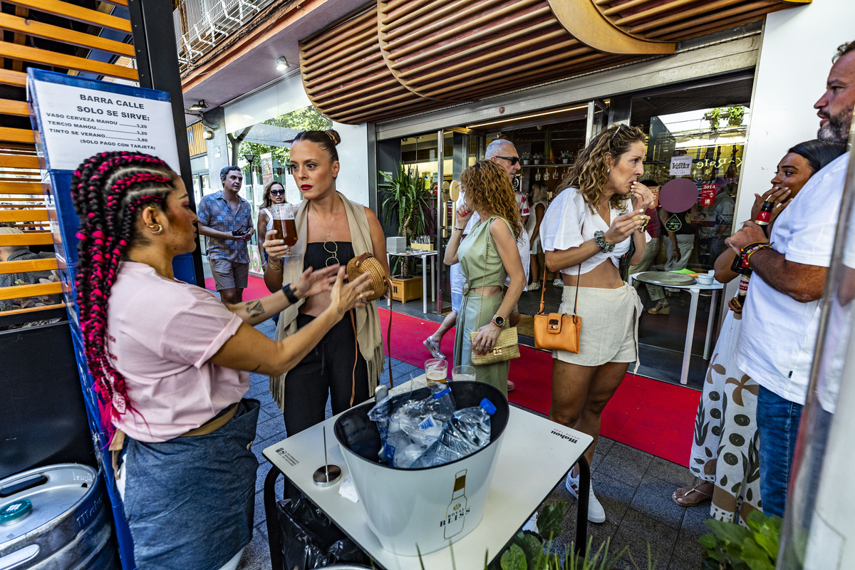 Feria de Agosto de Ciudad Real, inicio de los Mahouñaneos, gente bebiendo en las calles centricas  / RUEDA VILLAVERDE